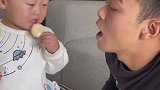 宝爸把宝宝零食吃光，宝宝反应逗笑
