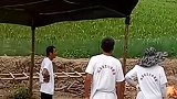 体验田园生活挖土豆，结果遭遇瓢泼大雨