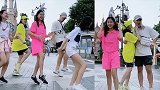 钟丽缇张伦硕带两女儿大街上跳魔性舞蹈，二女儿身高直追妈妈