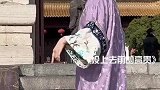 女子穿古装在朝天宫玩滑梯