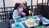 何姿携“小盒子“为秦凯庆祝生日 一家三口海边惬意生活