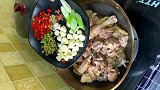 老母鸡这样做，看完心都融化了