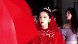 女孩出嫁一身红色婚纱，阳光照过仿佛变成金色
