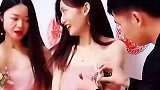 伴郎帮伴娘戴胸花手直发抖