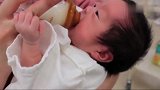 护士给新生儿宝宝喂奶，接下来宝宝的小表情，太可爱呆萌了