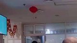 男子从诊室出来找不到家人，看到家人后瞬间眼前一亮