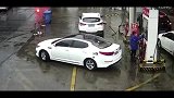 惊险瞬间：女司机加完油不拔油枪就开车，真想把油站拖走
