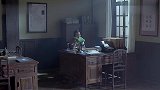 抗战片：美女偷听帅哥讲电话，认为他是抗日分子，男子慌了