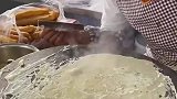 阿姨十来年的摊煎饼技术看着略显生疏，别妨碍阿姨执行任务