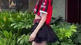 赵丽娜穿米兰球衣搭配黑色短裙 上演emoji换装