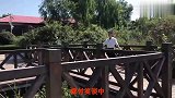 老牌歌手一首《滚滚长江东逝水》，回味悠长，满满的时代韵味