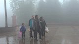 双节假日，刘老九和糊涂哥去农村四哥家串门，王爸王妈热情接待