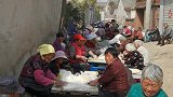 村里的集体生活，烟火气息还挺浓呢