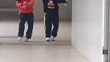 两个小学生课间跳舞，看到老师没有害羞，大大方方继续耍帅