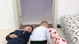 爸妈假装晕倒，宝宝的反应太感人了，这以后得好好疼宝宝！