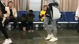 机场偶遇跑男郑恺，这是着急去领证吗？小猎豹结婚含泪祝福啊！