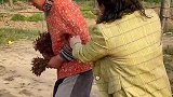 农村搞笑段子为了让俺嫂子吃口香椿芽不容易啊