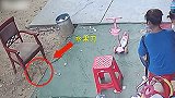 天上下刀子！小区高空抛下水果刀直插地面 仅距母女1米远