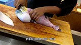 日本人处理大鱼，单手直接撕掉鱼皮，切薄片蘸酱生吃很过瘾！