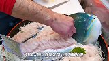 韩国大厨刀工有多恐怖？鳗鱼刚要反咬一口，瞬间被剥皮！