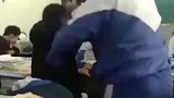 男生轻打了下女生，结果被女生摁椅子上“揍”