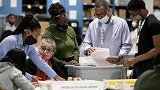 美国一县发现2600多张选票未被统计， 特朗普要求佐治亚州重新计票。