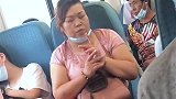 火车上看人间百态，阿姨这是在练功？谁能看出她在念什么