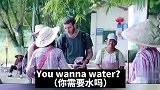 7旬奶奶景区卖水自学十多门外语
