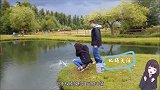 男子野外钓鱼，意外钓到“龙宝宝”，仔细一瞧撒腿就跑！