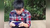 易老幺打游戏入迷了，东东把喂过狗的糖给他吃太搞笑了