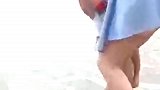 只要美女小姨一抱，宝宝就树袋熊上身，甩都甩不掉，真愁人！
