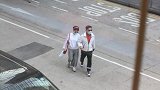 谢霆锋68岁妈妈和老公逛街，搂抱要亲亲甜如新婚