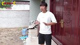爆笑喜剧：俩二货同时捡到钱，因为钱打起来，结果钱被收破烂捡走