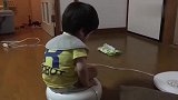 可爱小宝宝：这个玩具好好玩,感觉自己好像在坐碰碰车！