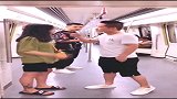 小情侣地铁吵架，旁边男子竟做出这样的事，太可恶了