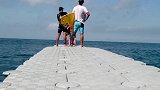 他们用塑料拼接成海上之路，不怕大浪，成本非常亲民