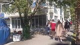 街头作死恶搞，打扮成草人恶搞美女，美女被吓得大叫起来