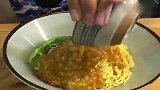 有名的网红美食蟹黄面，当酱汁倒进去的那刻，真是满满的食欲