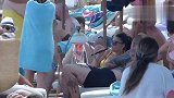 托蒂爱琴海度假 两女人一个抽烟卷一个抽水烟