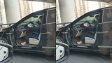 敞门车？车出车祸车门被撞掉 司机淡定开车前往修理厂