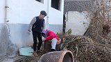短剧：不孝子嫌弃老母亲，寒冬天将她扔水缸里，幸亏老天有眼
