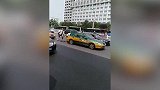 出租车司机和奥迪车主起冲突，出租车司机撞飞