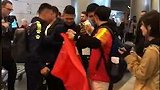 中国球迷遍天下！武磊随队征战欧联 抵达莫斯科获球迷接机