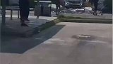 学员开教练车撞塌驾校的墙