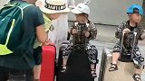 兄妹俩旅游，一人坐一个行李箱，萌翻了路人