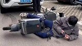 路上看到这一幕两人谁也不说话，就这样僵持了一个小时
