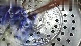 大叔，知道的是你在这儿健身呢，不知道的还以为单杠漏电了呢