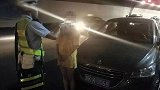 广东珠海一女子酒驾送朋友被查 车上3男子打车“无情”离开