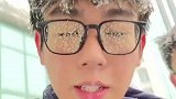 大学生扫雪时头发冻成布，杠杠的干就完事了