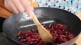 万能的辣椒油怎么做才好吃，看看农村小伙是怎么做的，吃着真过瘾